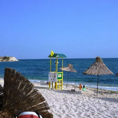 Two Bedroom Beach Front House In 別荘 ラヴダ